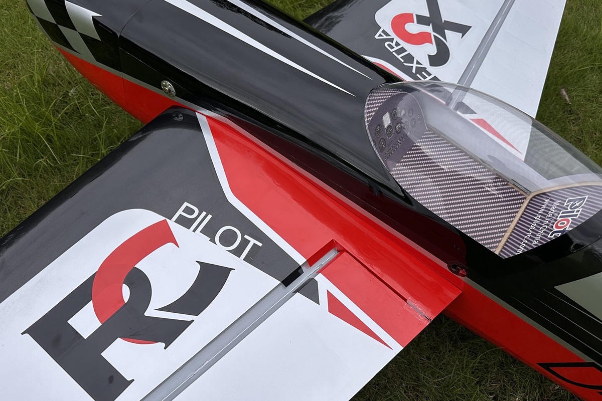 90" Extra 330SX (2,29m) 60cc Červeno-Černá