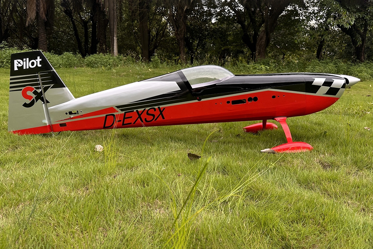 90" Extra 330SX (2,29m) 60cc Červeno-Černá