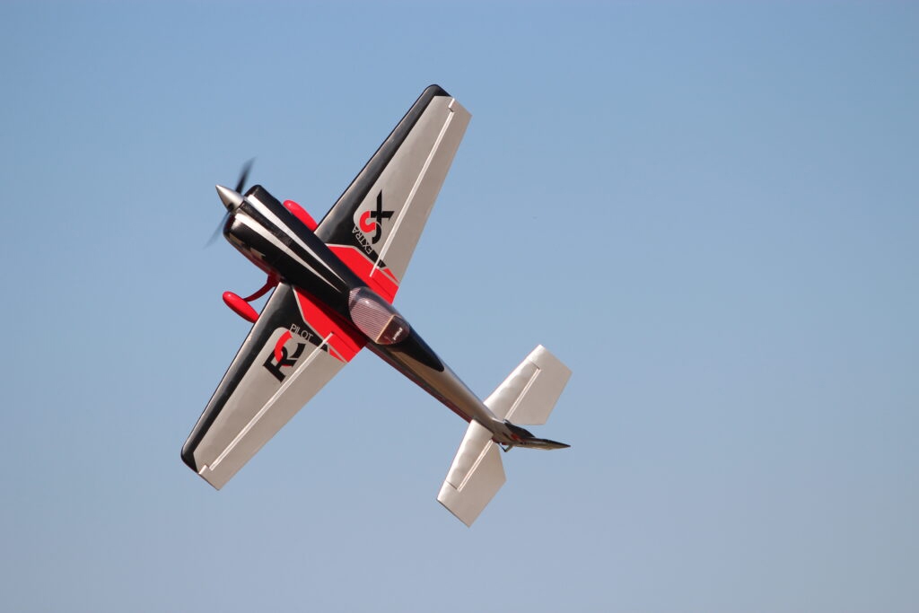 90" Extra 330SX (2,29m) 60cc Červeno-Černá