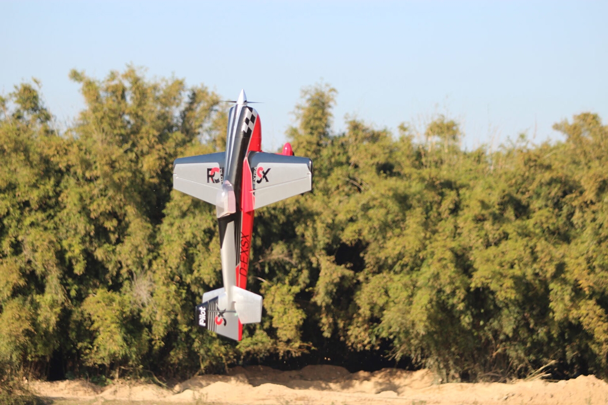 90" Extra 330SX (2,29m) 60cc Červeno-Černá