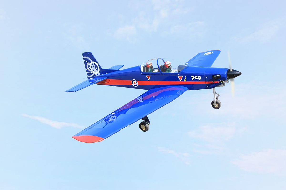 Pilatus PC9 Modrá/Červená 1,54m