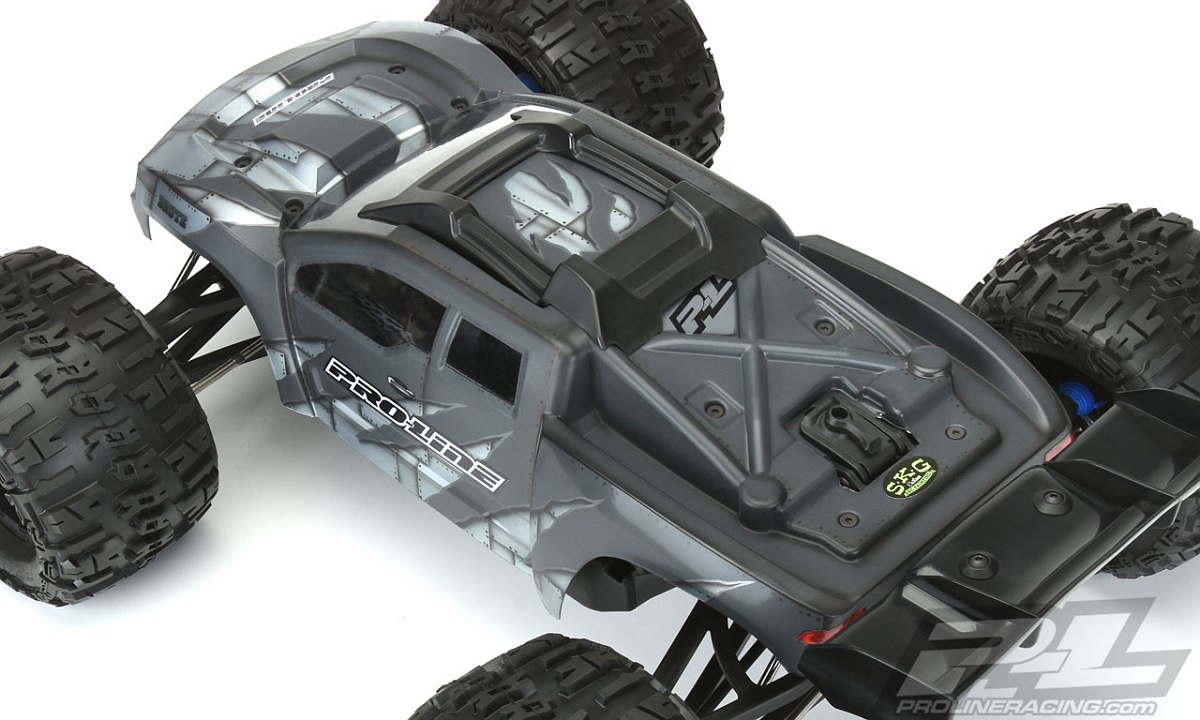 BRUTE čirá karoserie, bílá, předříznutá pro TRX E-REVO 2.0