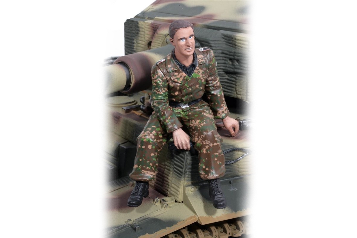 1/16 figurka sedící německé obsluhy vysílačky tanku z 2 sv. války, ručně malovaná