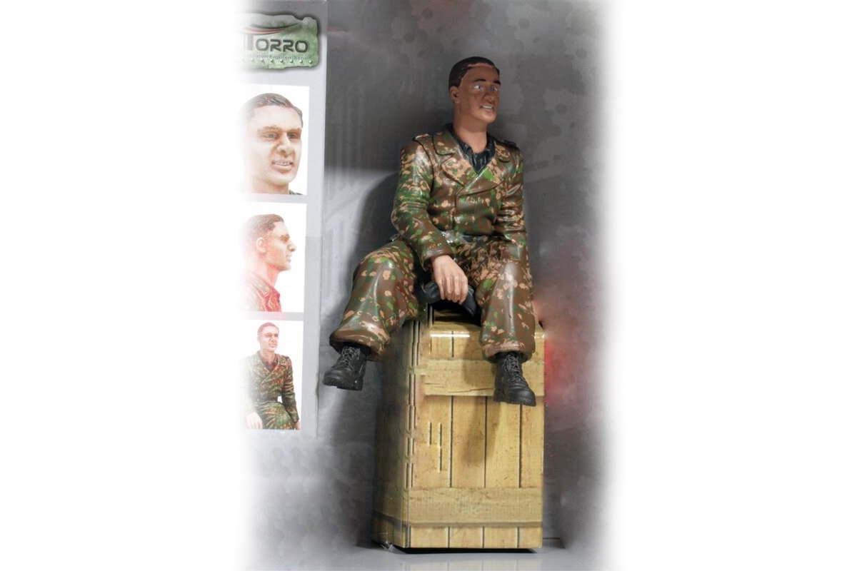 1/16 figurka sedící německé obsluhy vysílačky tanku z 2 sv. války, ručně malovaná