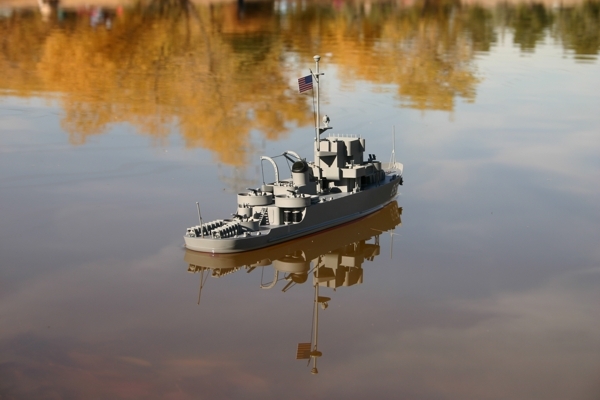 USS Whitehall A 180 hlídkový člun 584mm