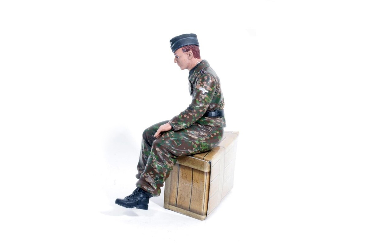 1/16 figurka sedícího německého řidiče tanku z 2 sv. války, ručně malovaná