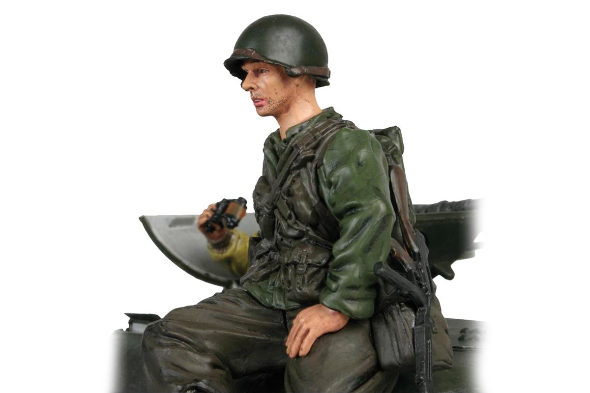 1/16 figurka sedícího kapitána US pěchoty z 2 sv. války, ručně malovaný