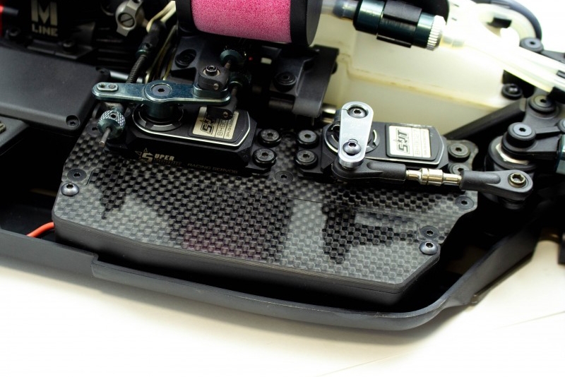 Ultimate Mugen MBX-8R uhlíkové kryt bat. boxu, 3mm, 1 ks.